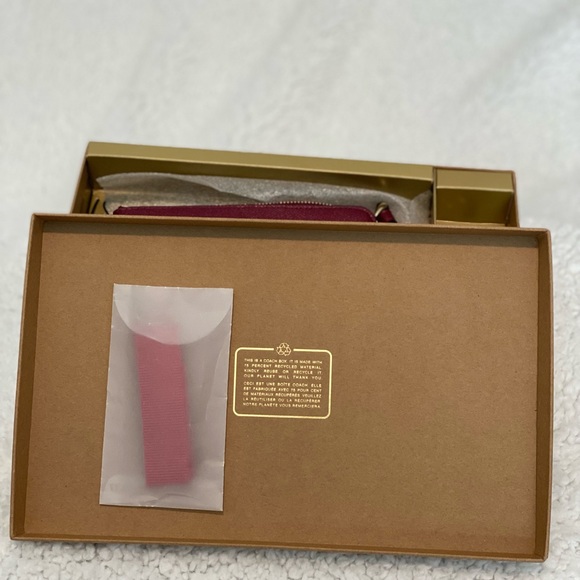 Beautiful Coach boxed Wristlet - Picture 8 of 11